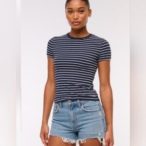 Abercrombie & Fitch The Mom Short Distressed High Rise Denim - Size 27/4